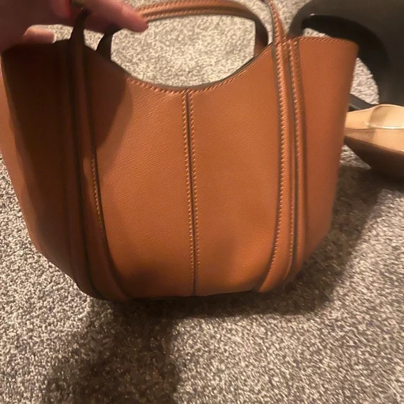 Elegant Brown Leather Handbag - Picture 2 of 4